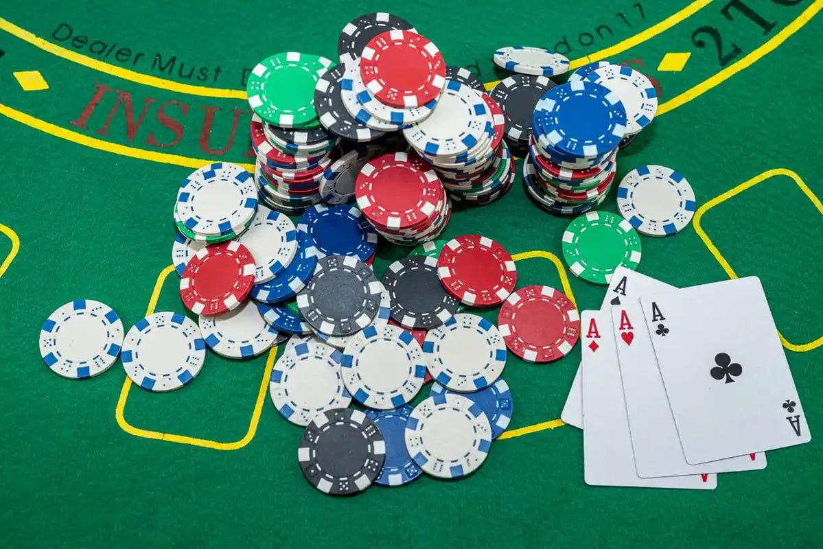 Pengguna Indonesia membaca bonus dari ponsel